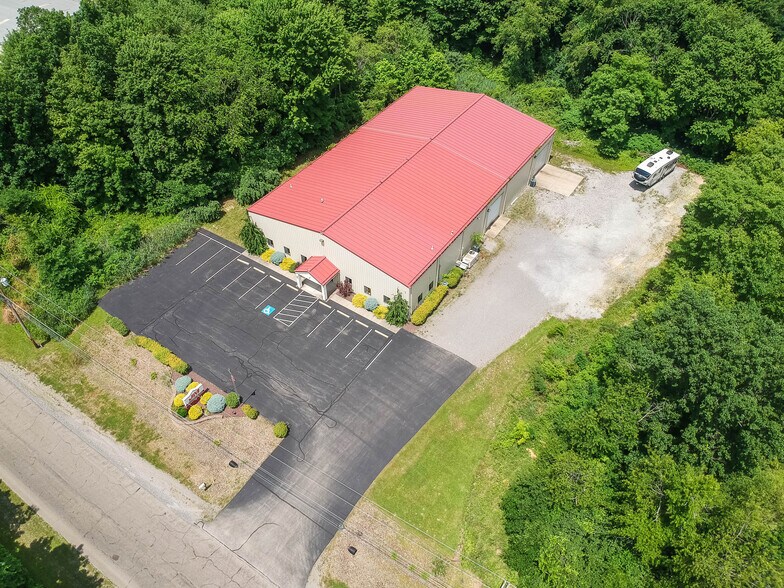 More Photos Of 703 Commerce Ave, New Castle Warehouse For Sale