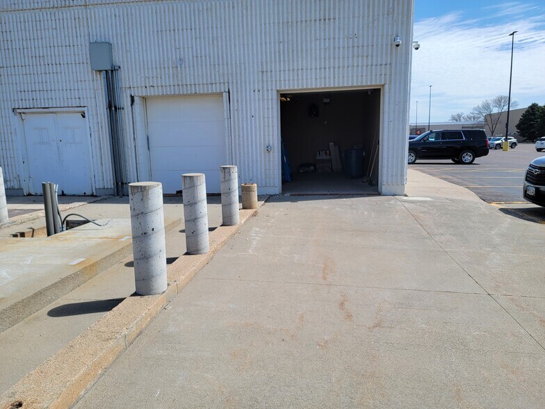 More Photos Of 2101 W 41st St, Sioux Falls General Retail For Lease