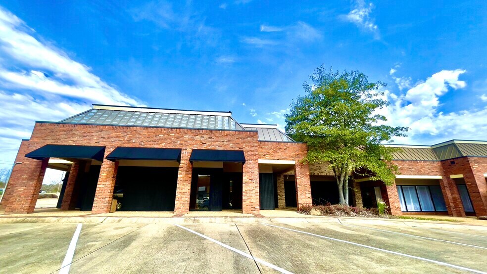 More Photos Of 1625 E County Line Rd, Jackson Freestanding For Lease
