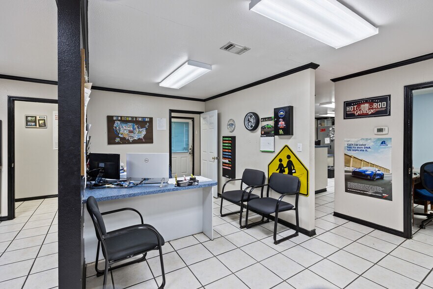More Photos Of 955 W Kingsbury St, Seguin Auto Repair For Sale