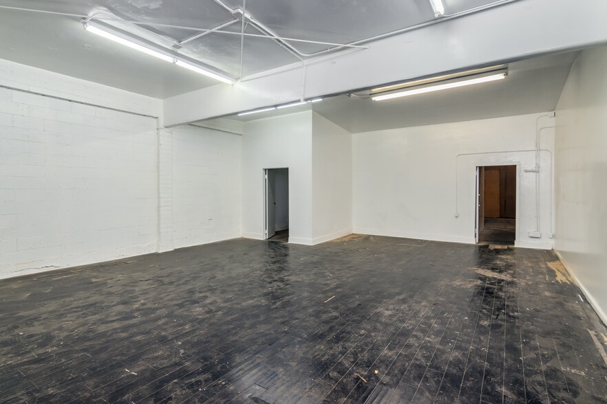 More Photos Of 11129 Hartsook St, North Hollywood Warehouse For Lease