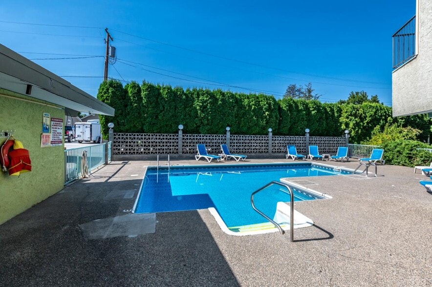 More Photos Of 6203 Willow Av, Summerland Hotel For Sale