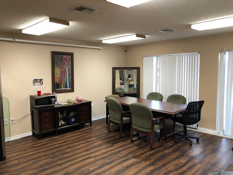 More Photos Of 12155 Metro Pky, Fort Myers Showroom For Lease