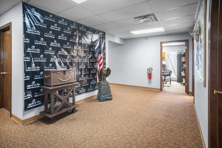 More Photos Of 910 SE 14th St, Bentonville Office For Sale