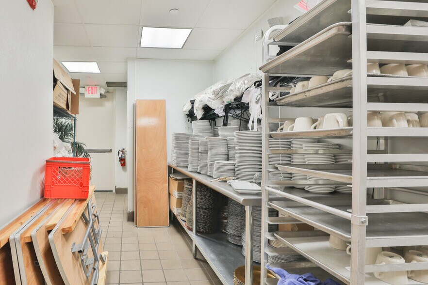 More Photos Of 15301 Gulf Fwy, Houston Freestanding For Sale