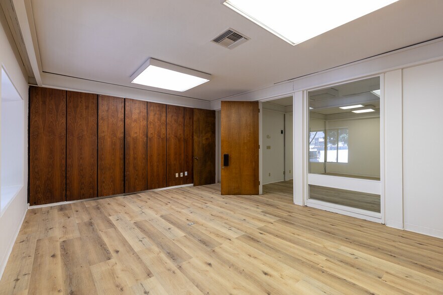 More Photos Of 924 E Green St, Pasadena Loft Creative Space For Lease
