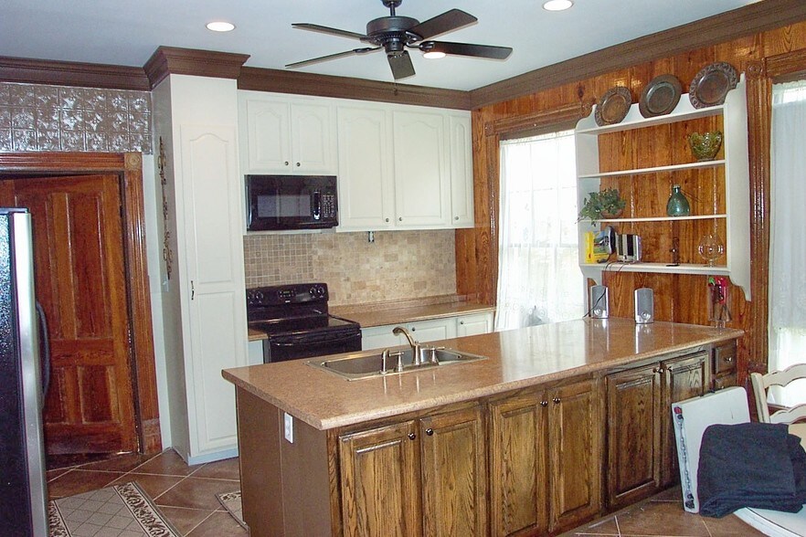 More Photos Of 27 Sycamore St, Jefferson Specialty For Lease