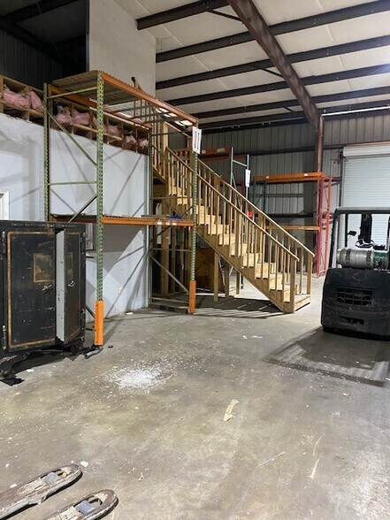 More Photos Of 13310 Fondren Rd, Houston Warehouse For Lease