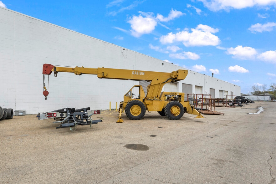 More Photos Of 2727 S Beech Daly Rd, Dearborn Heights Warehouse For Lease