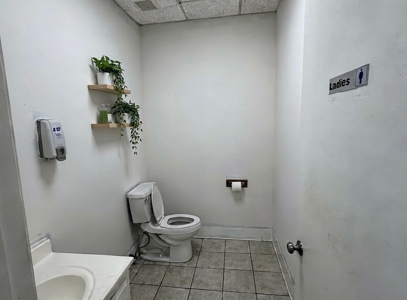 More Photos Of 9572 Kempwood Dr, Houston Light Manufacturing For Sale