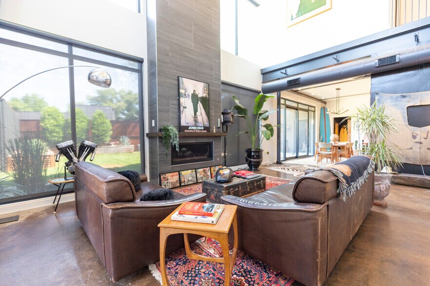 More Photos Of 4770 Iberia Ave, Dallas Showroom For Sale