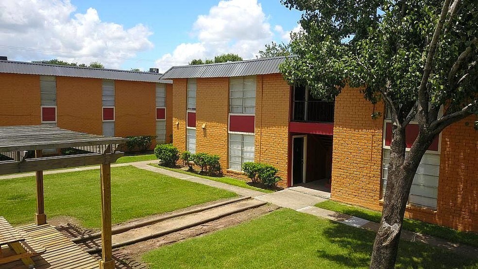 More Photos Of 701 Preston, Pasadena Apartments For Sale