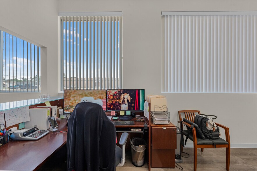 More Photos Of 3609 N Frazier St, Conroe Office For Sale