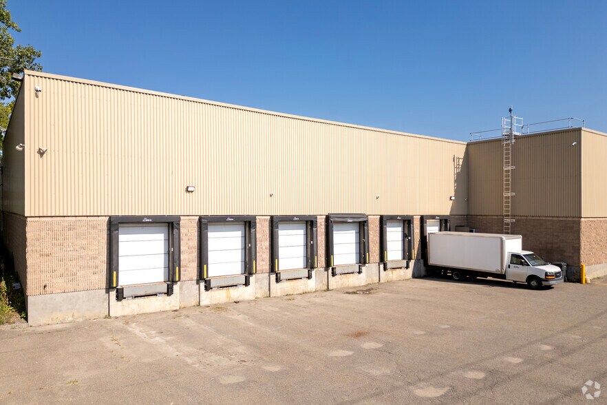 More Photos Of 9800 Rte Transcanadienne, Montréal Warehouse For Lease