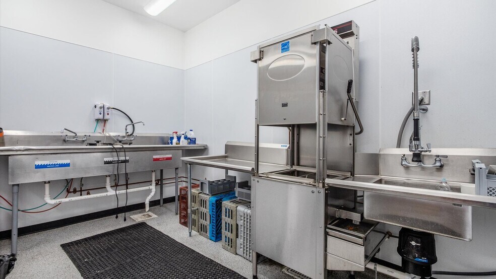 More Photos Of 313 Broadway E, Granville Hotel For Lease