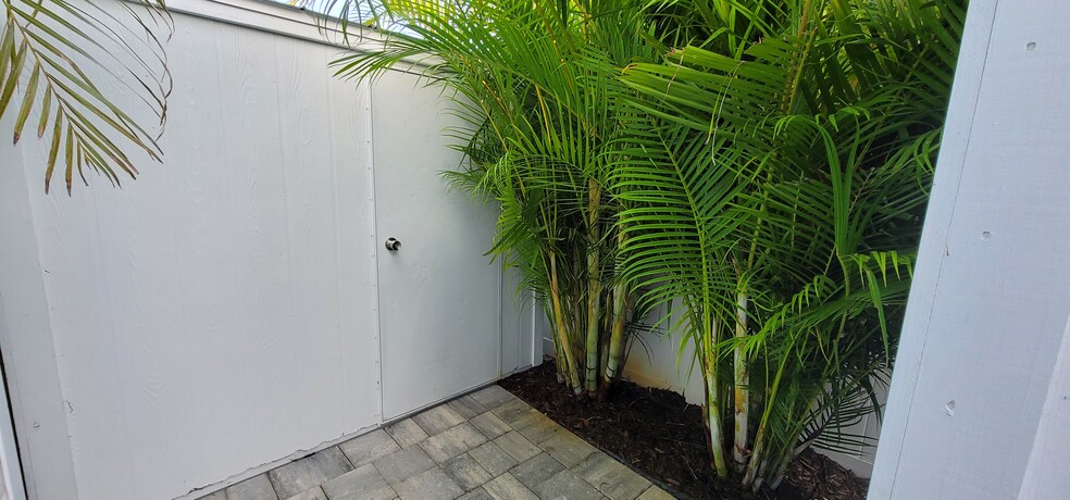 More Photos Of 3351 Bahia Vista St, Sarasota Storefront For Sale