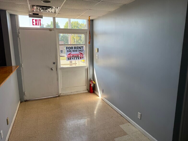 More Photos Of 900-920 W Fairfield Rd, High Point Warehouse For Lease
