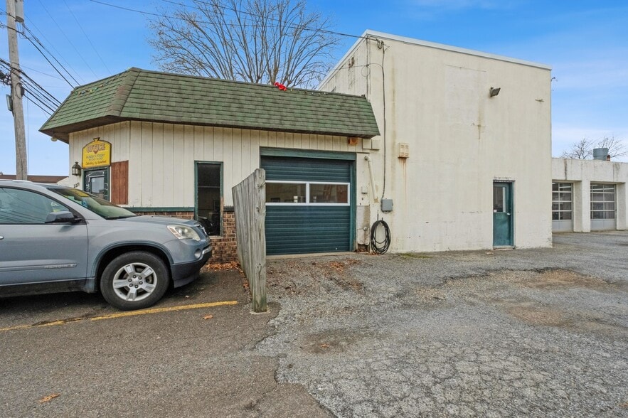 More Photos Of 2217 Farragut ave, Bristol Service For Sale