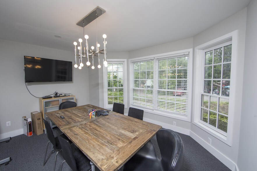 More Photos Of 30 W Bridge St, New Hope Freestanding For Lease