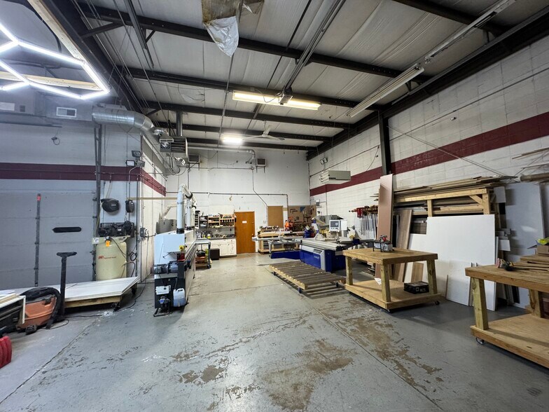 More Photos Of 12137 Rhea Dr, Plainfield Warehouse For Lease
