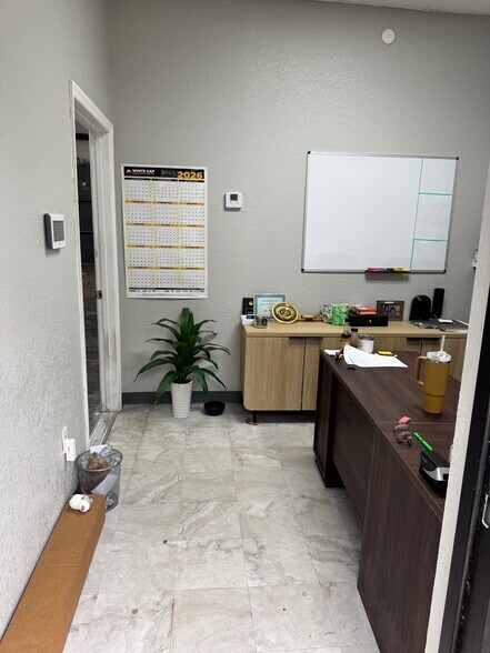 More Photos Of 1250-1290 Hand Ave, Ormond Beach Showroom For Lease