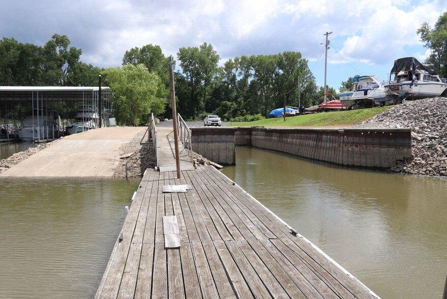 More Photos Of 200 Yachtview Dr, West Alton Marina For Sale