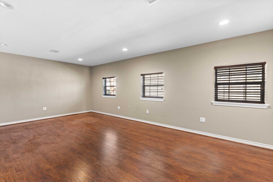 More Photos Of 1618 Callaway Dr, Alvin Warehouse For Lease