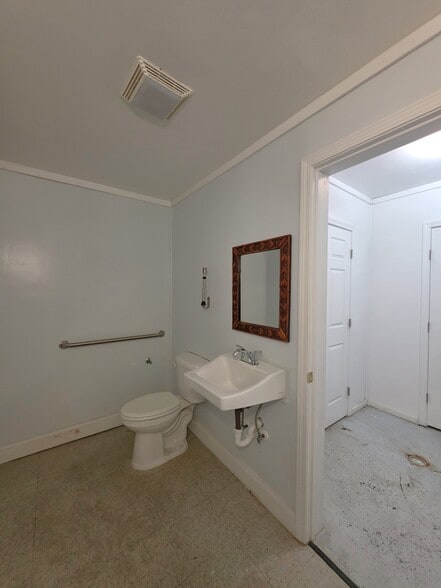 More Photos Of 206 E Main St, Rockwell Storefront Retail Office For Lease