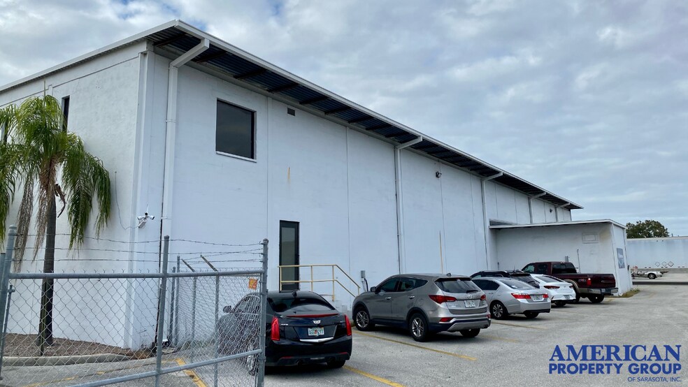 More Photos Of 2075 47th St, Sarasota Warehouse For Lease
