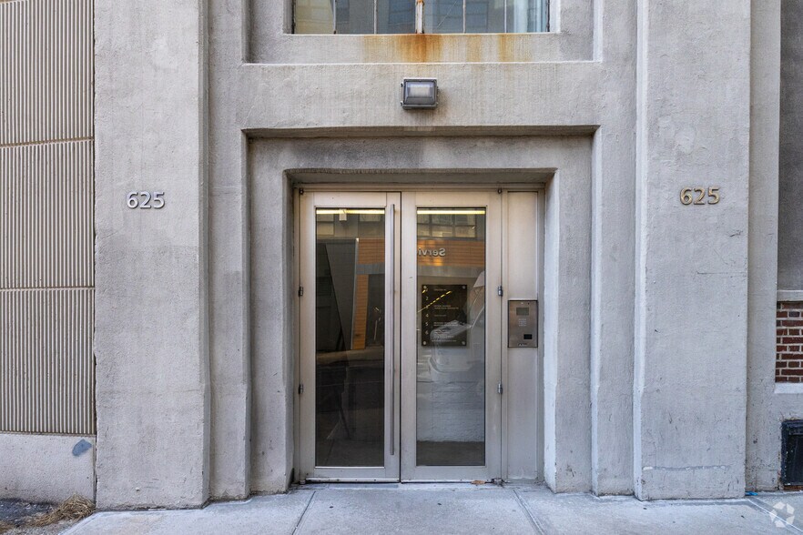 More Photos Of 625 W 55th St, New York Warehouse For Lease