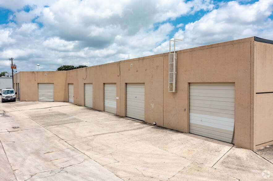 More Photos Of 833-899 Isom Rd, San Antonio Unknown For Lease