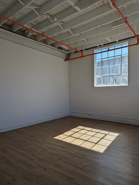 More Photos Of 583 Pacific St, Stamford Freestanding For Lease