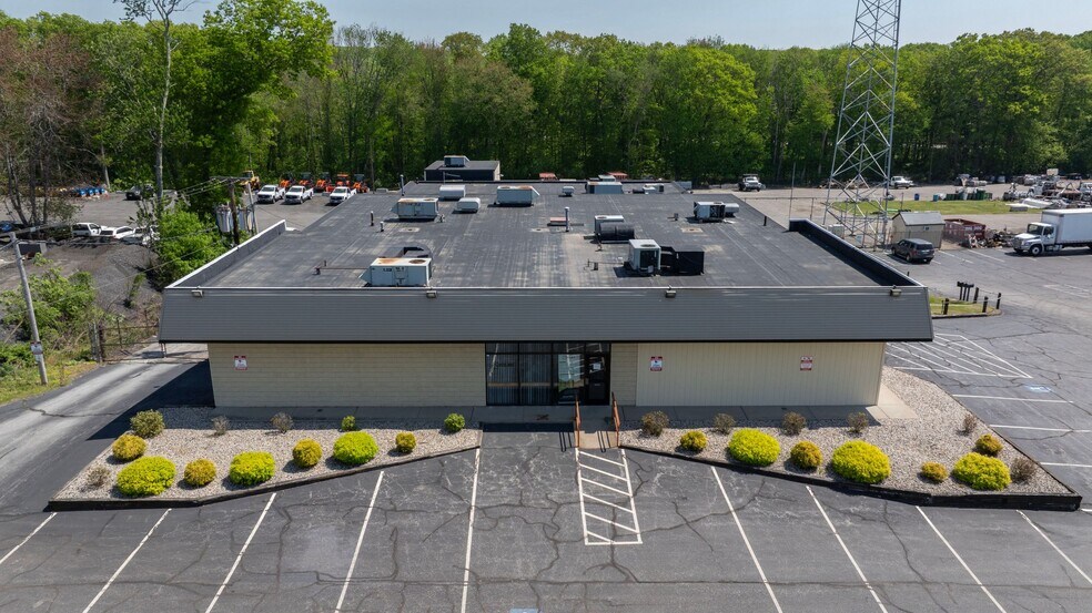 More Photos Of 1320 Eddie Dowling Hwy, Lincoln Showroom For Sale