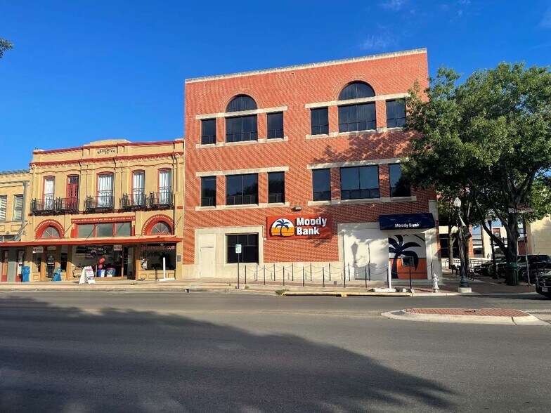 More Photos Of 401 Main Plz, New Braunfels Office For Lease