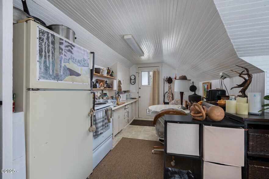 More Photos Of 205 SW Highway 101, Waldport Storefront For Sale