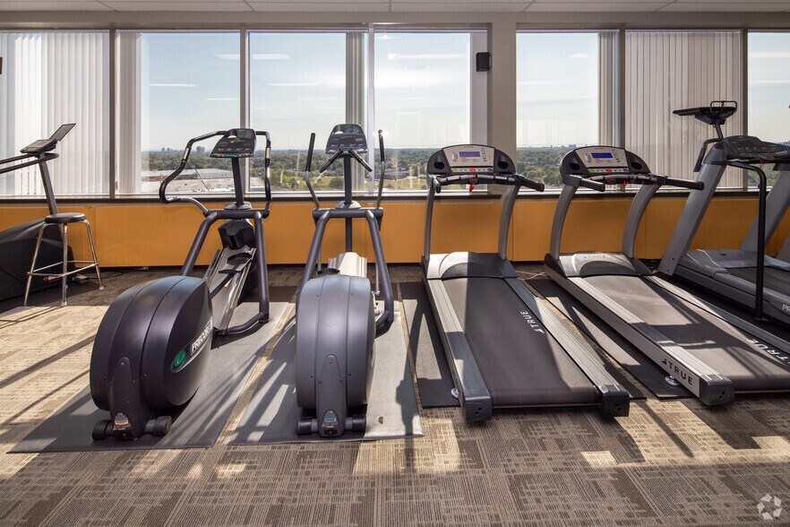 More Photos Of 1290 Central Pky W, Mississauga Office For Lease