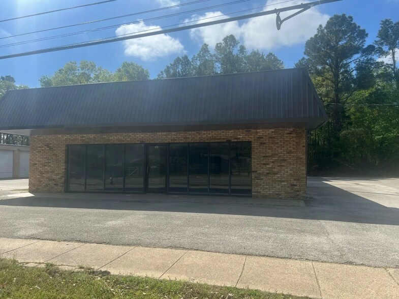 More Photos Of 2811 University Blvd, Tyler Showroom For Lease