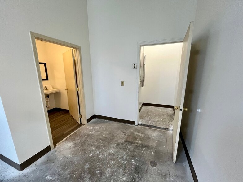 More Photos Of 1730 NE Broadway St, Portland Storefront For Lease