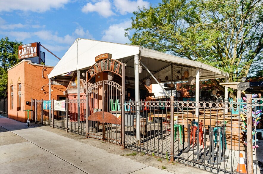More Photos Of 491 Park St, Columbus Bar For Lease