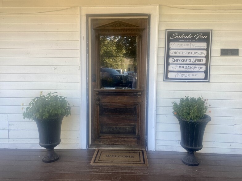 More Photos Of 7 N Main St, Salado Loft Creative Space For Lease