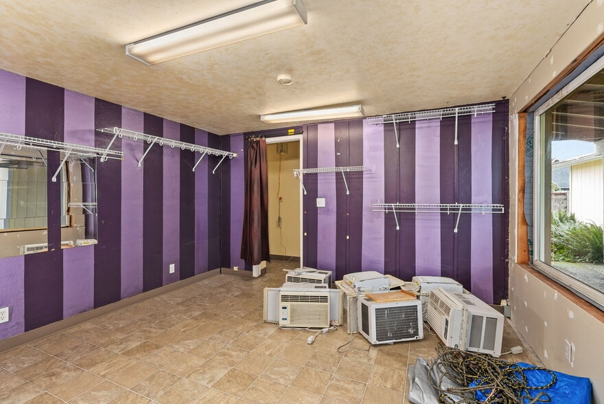 More Photos Of 1017 W Main St, Centralia Flex For Sale