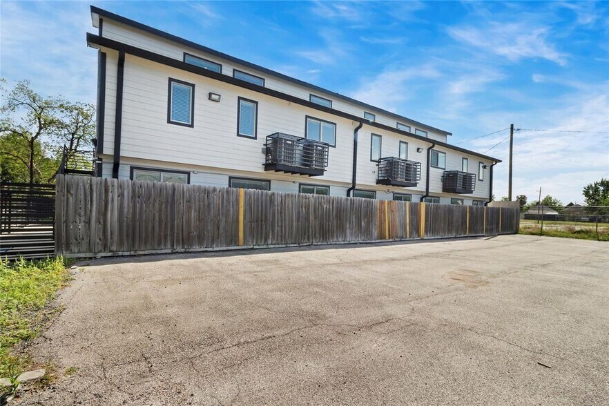 More Photos Of 319 Eastwood St, Houston Apartments For Sale