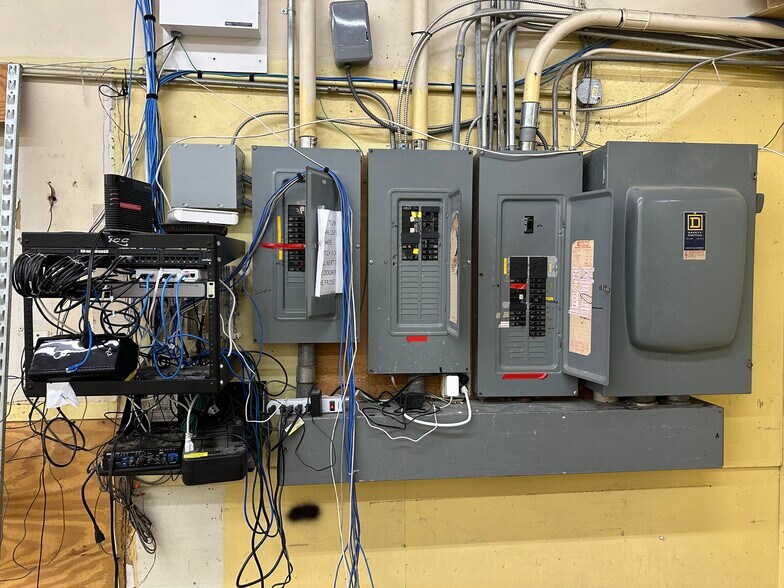 More Photos Of 105 S Forest Ave, Brazil Freestanding For Sale