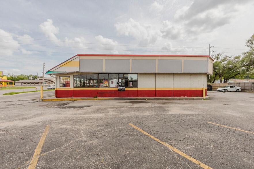 More Photos Of 503 N West St, Wichita Fast Food For Sale