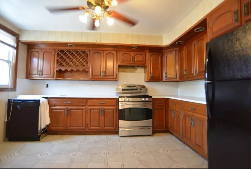 More Photos Of 62-42 Forest Ave, Ridgewood Storefront Retail Residential For Lease