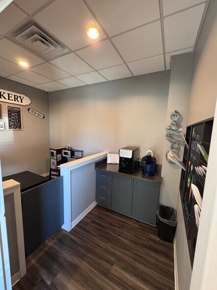 More Photos Of 413 NW Murray Rd, Lee's Summit Flex For Lease