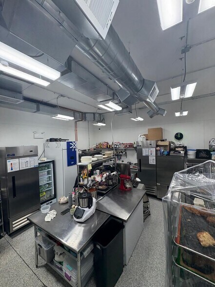 More Photos Of 3056 N Lincoln Ave, Chicago General Retail For Sale