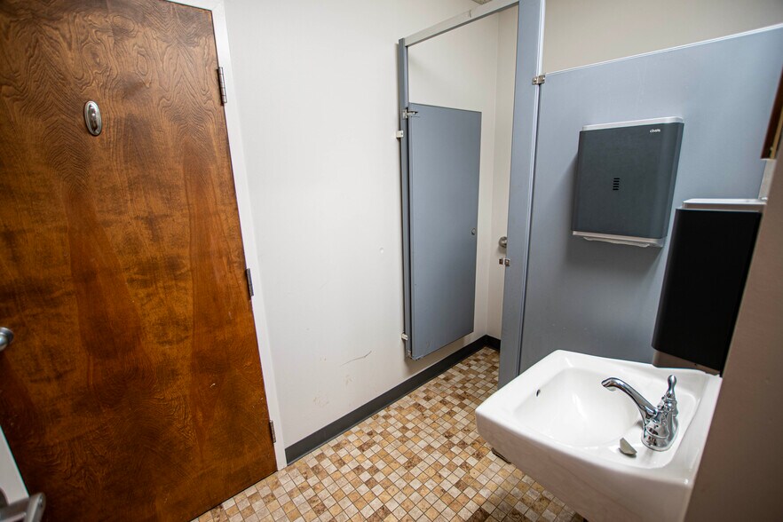 More Photos Of 17235 Bel-Ray Pl, Belton Office For Lease