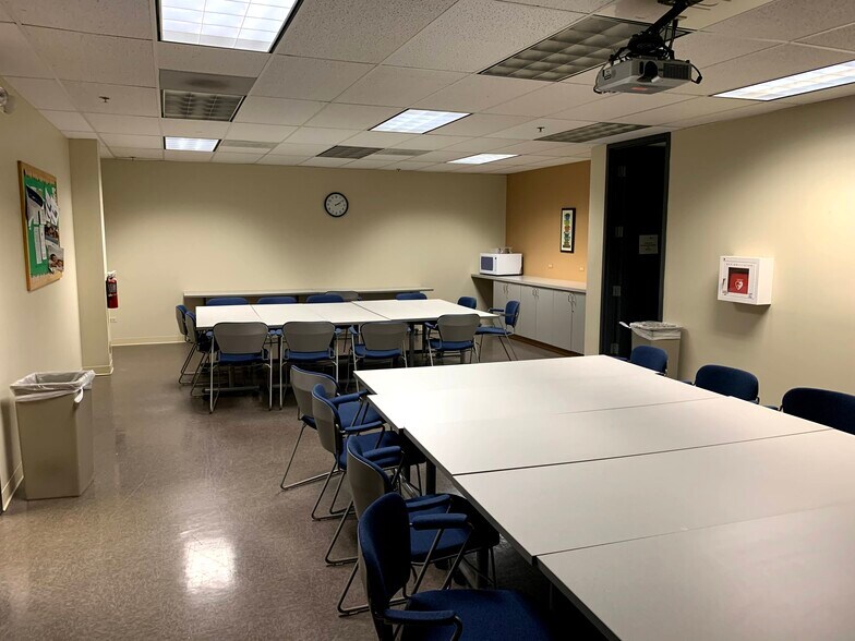 More Photos Of 6200-6250 Capitol Dr, Wheeling Flex For Lease