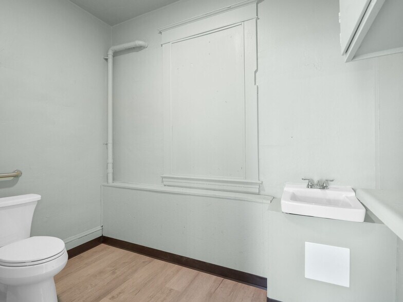 More Photos Of 200 E 4th St, Salem Freestanding For Lease